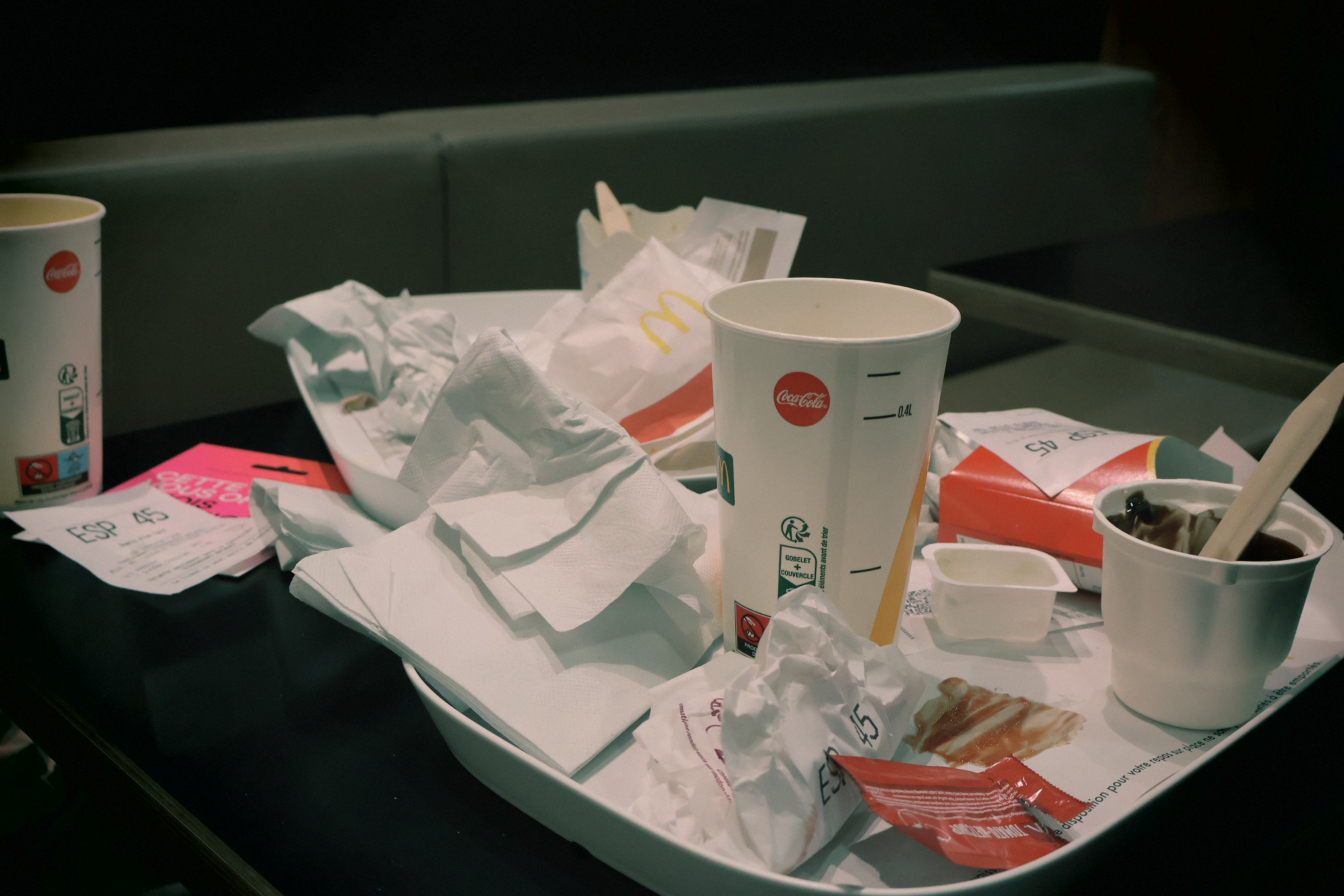 photo de déchets sur une plateau macdo