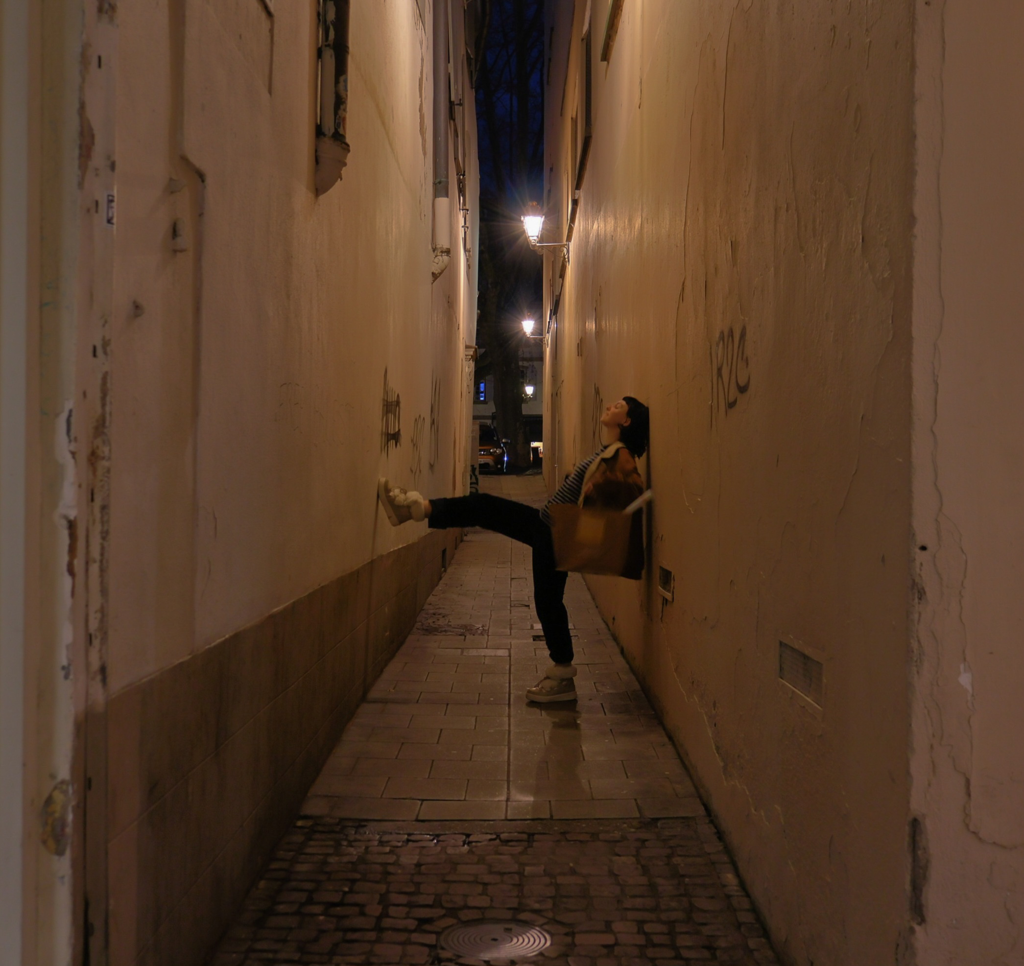 photo d'une femme entre deux murs