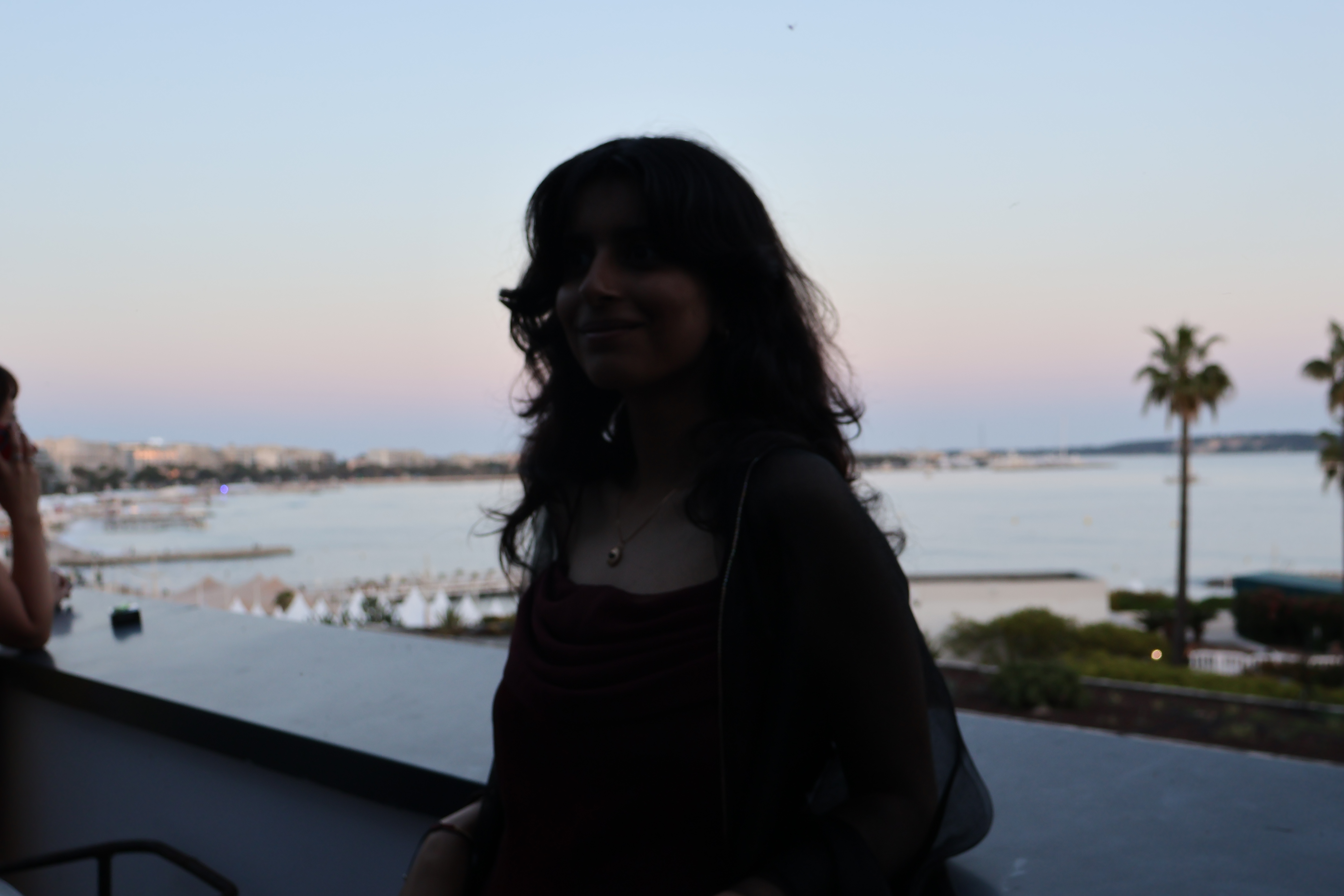 photo d'une femme contrasté avec le fond
