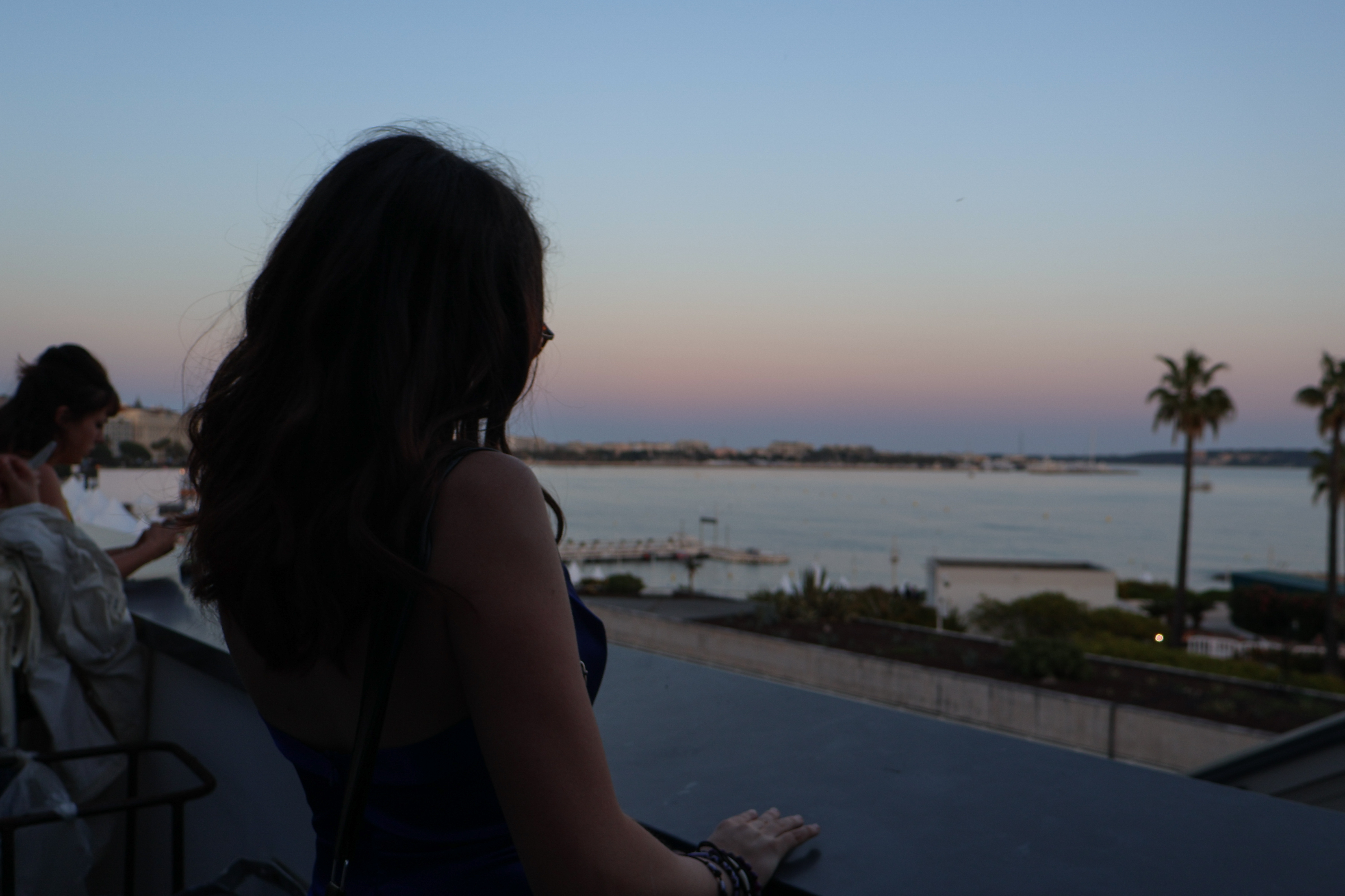 photo d'une femme contrasté avec le fond