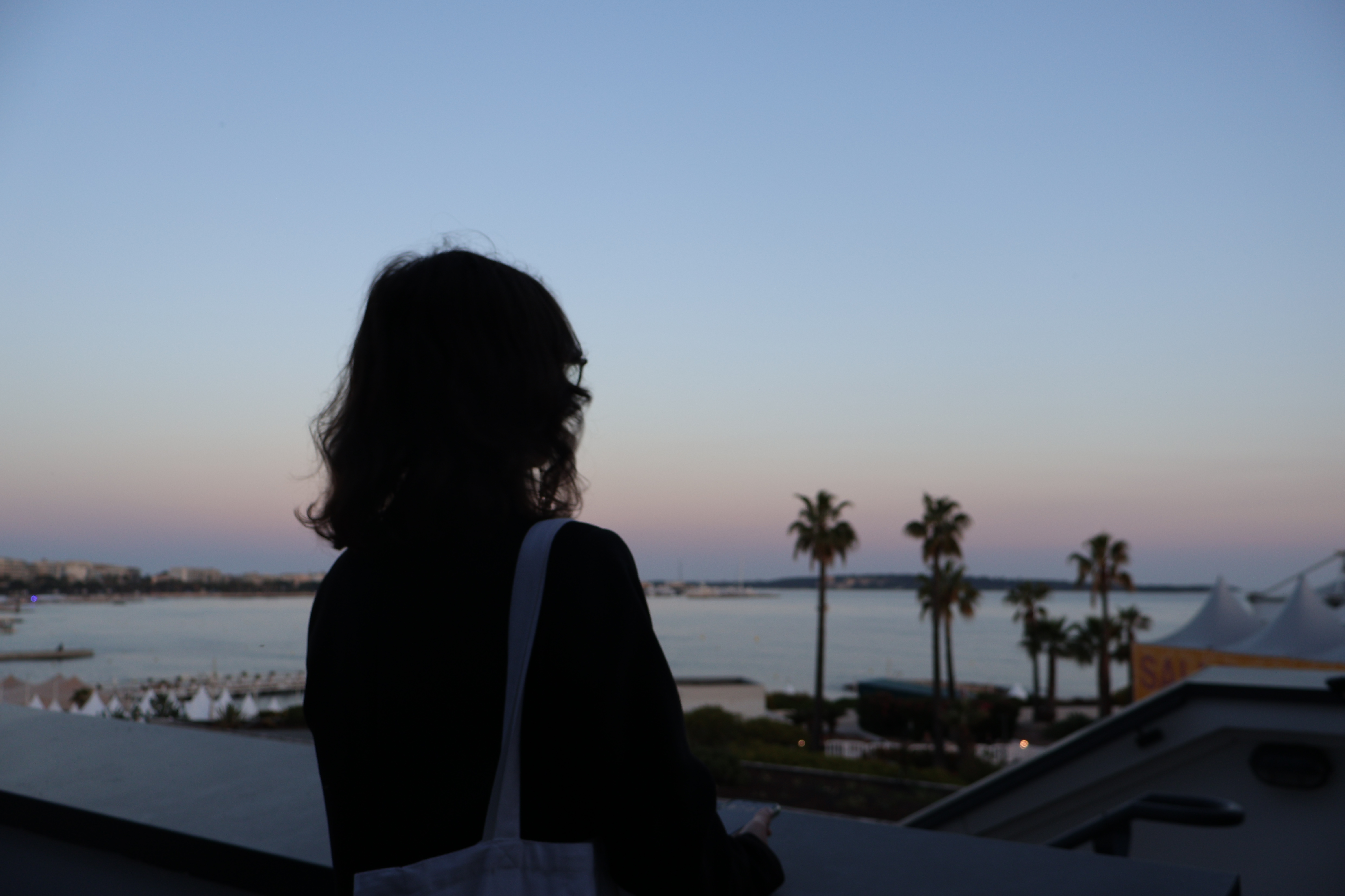 photo d'une femme contrasté avec le fond