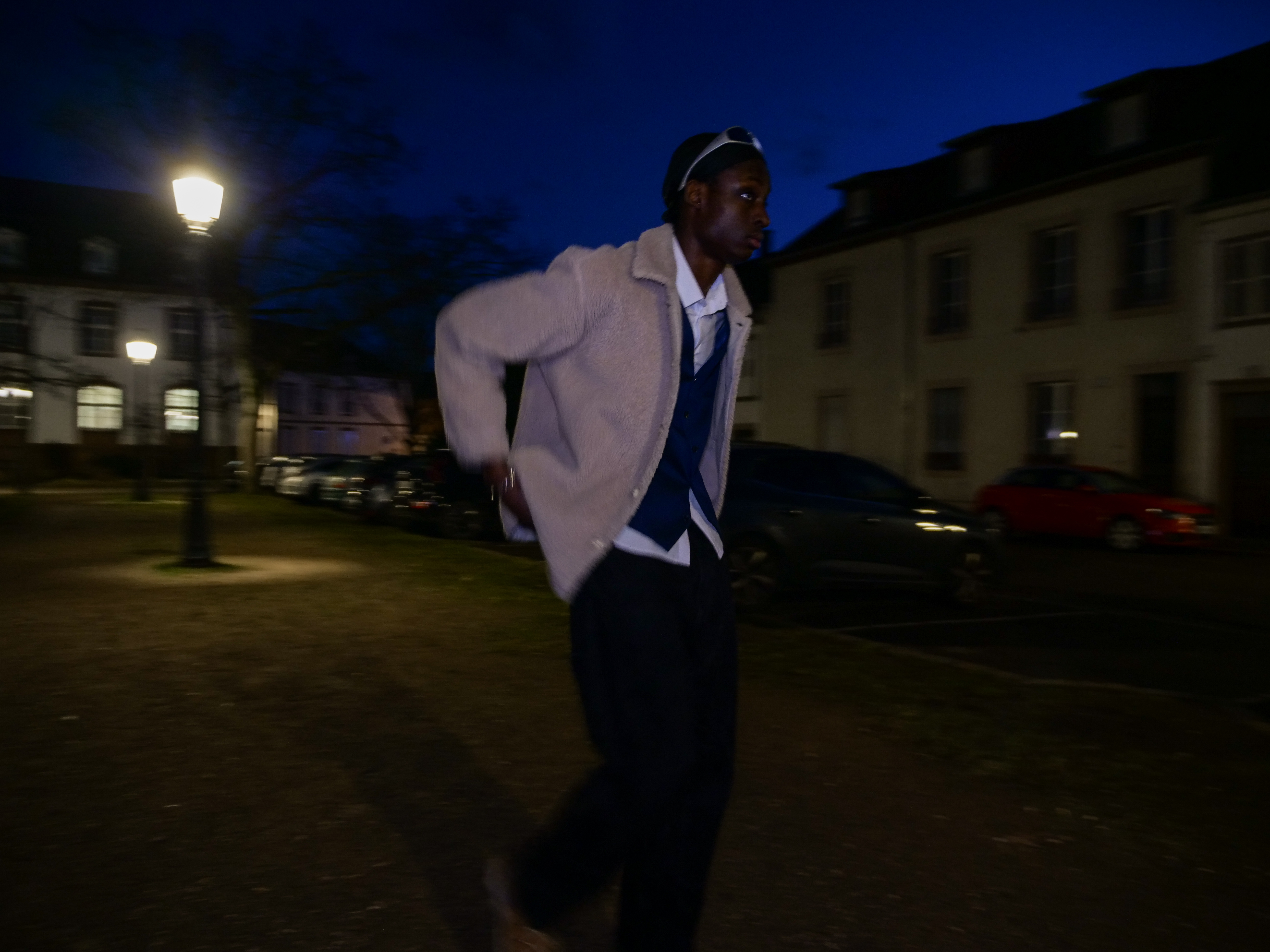 photo d'un homme la nuit