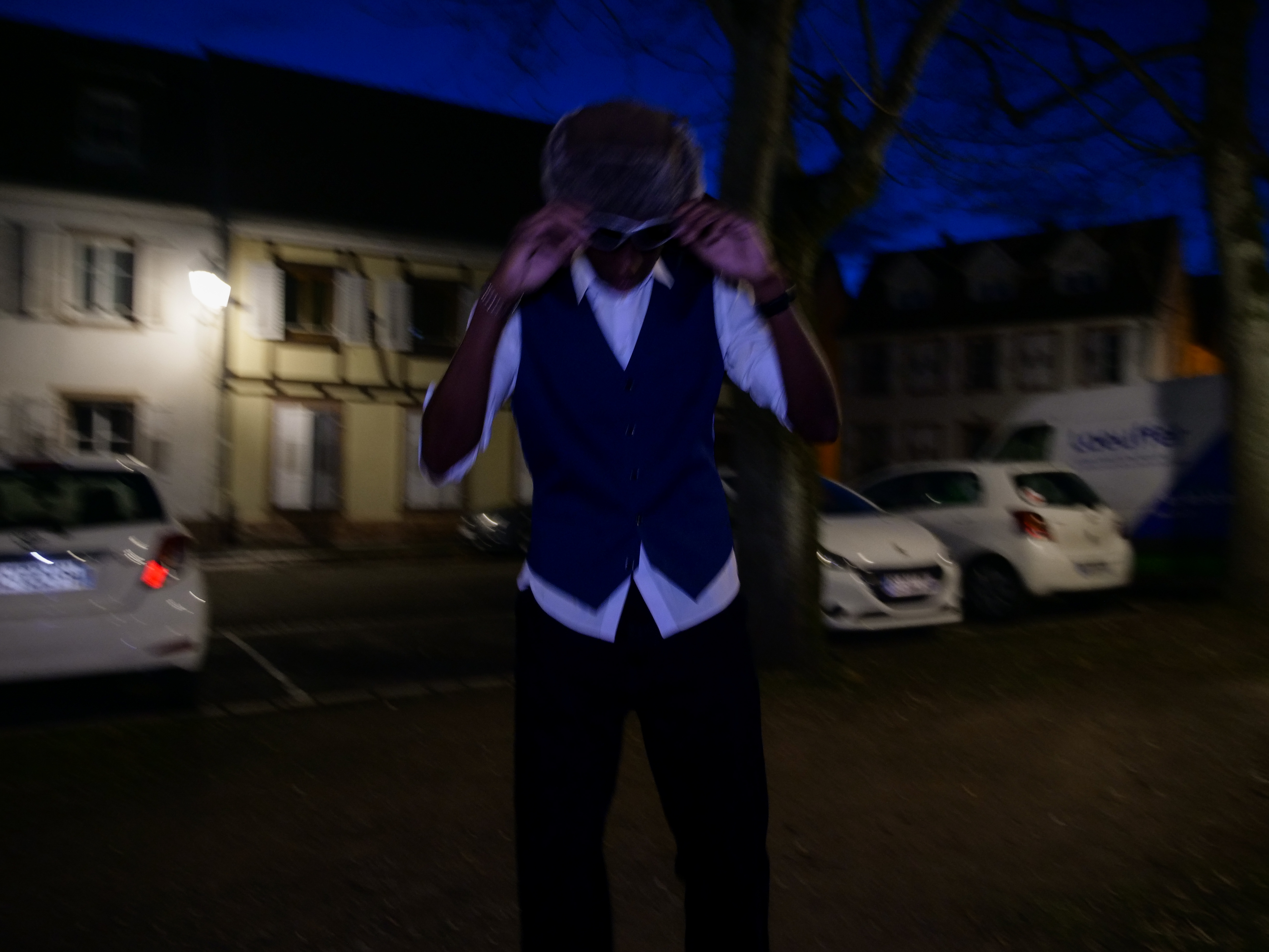 photo d'un homme la nuit