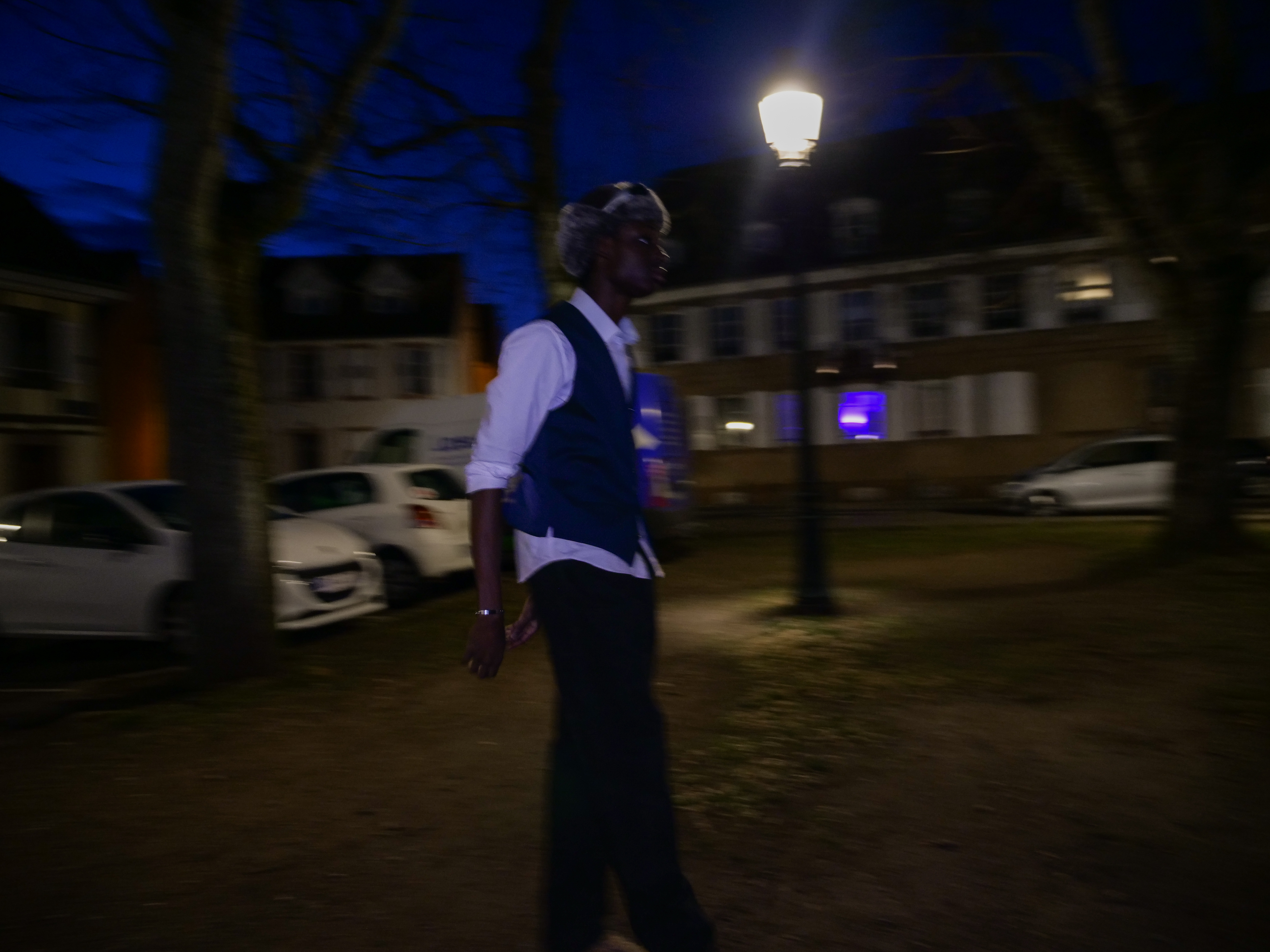 photo d'un homme la nuit