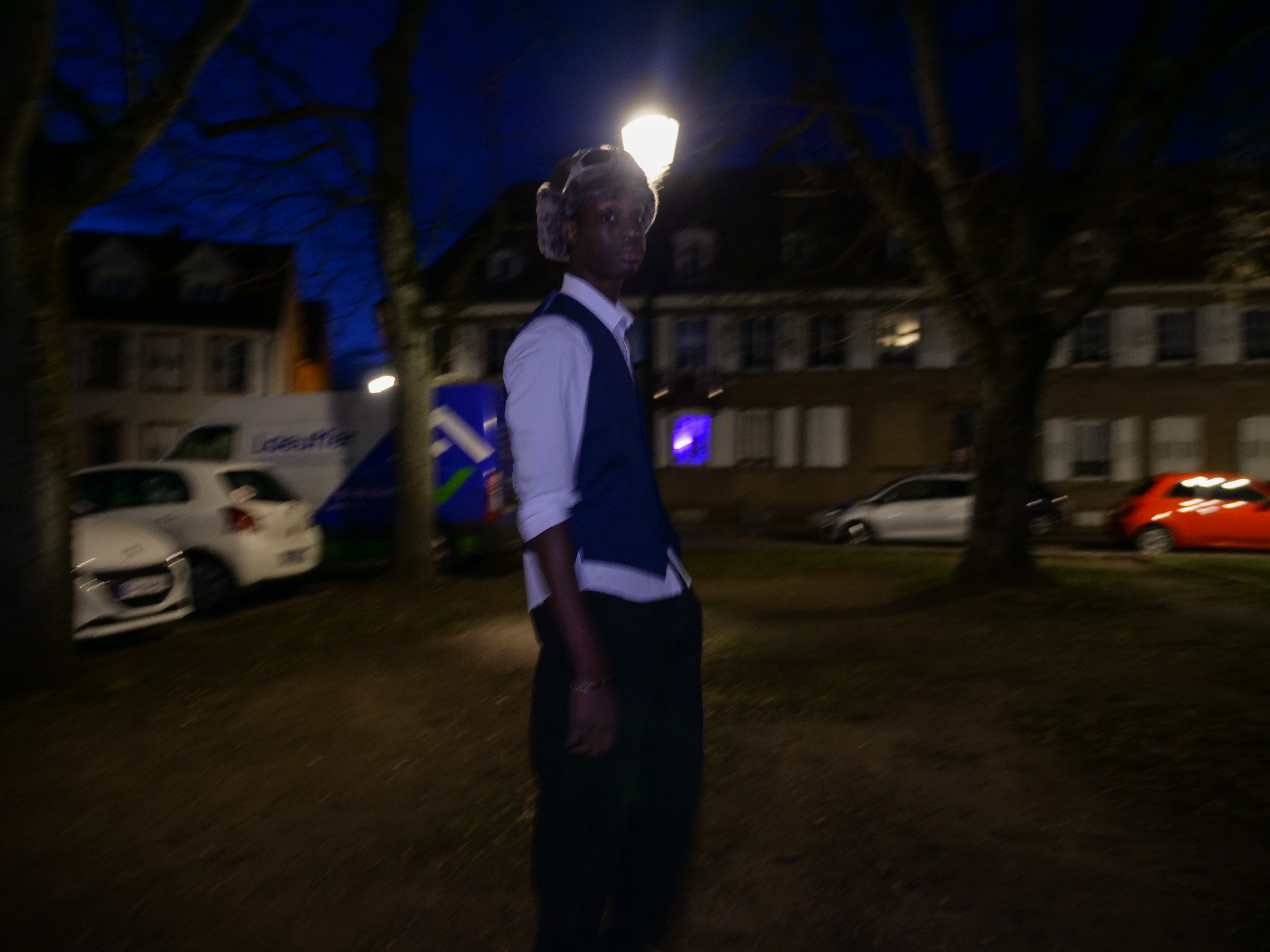 photo d'un homme la nuit