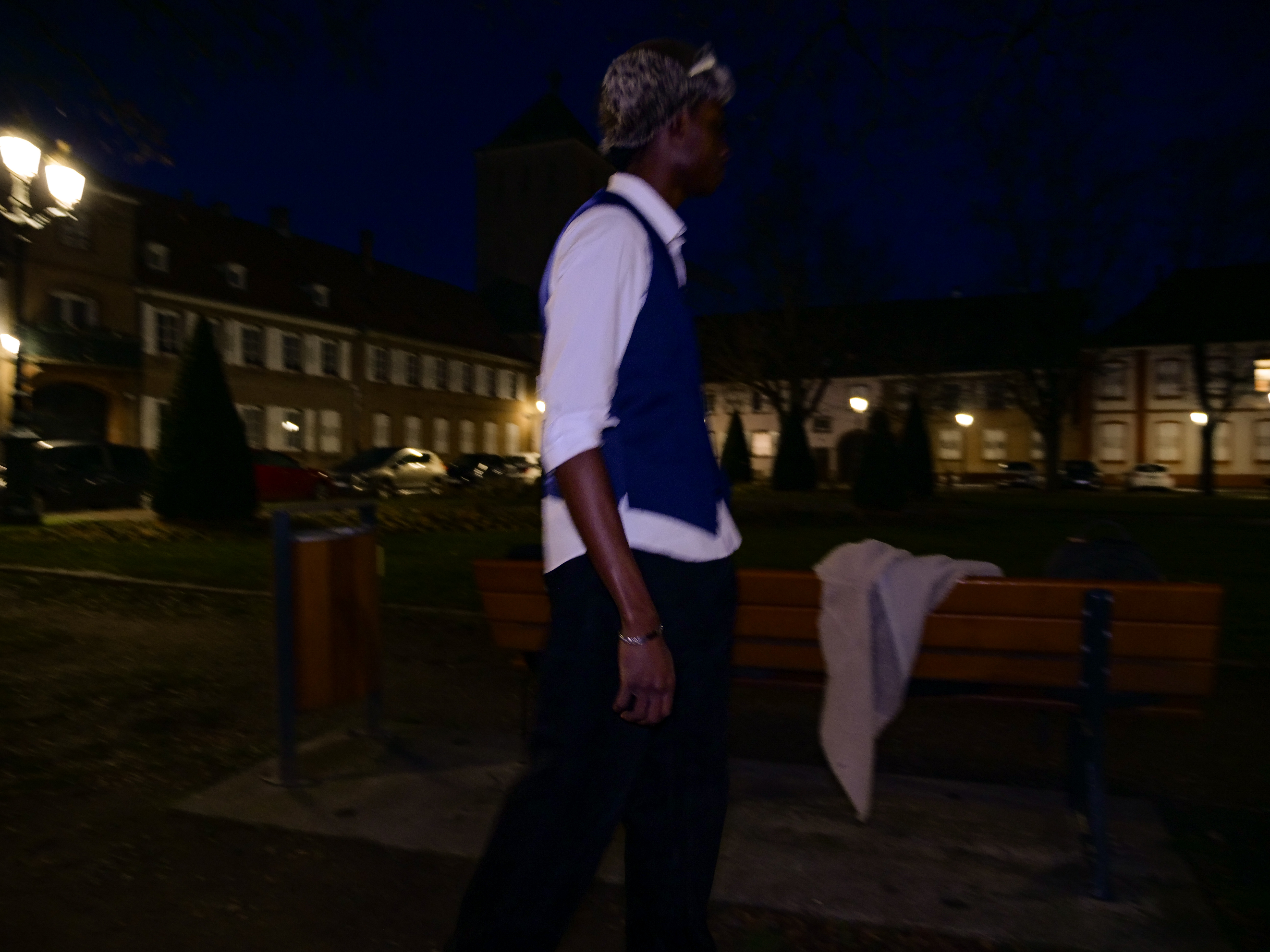 photo d'un homme la nuit